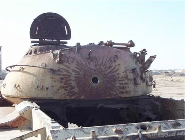 Tanque iraquí alcanzado por un proyectil de uranio empobrecido durante la guerra del Golfo. - Sputnik Mundo