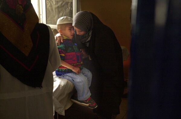 Un niño de 8 años, nacido después de la guerra del Golfo, sometido a quimioterapia contra el cáncer, con su madre en el Hospital Infantil de Basora, Irak. - Sputnik Mundo