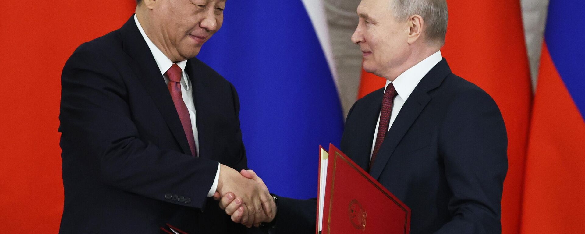 El presidente chino, Xi Jinping, y el presidente ruso Vladímir Putin - Sputnik Mundo, 1920, 23.03.2023