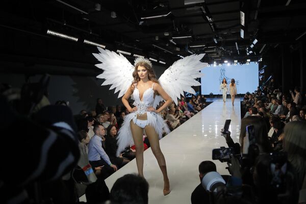 Una modelo presenta la colección de marca Irneste de Irina Stepánova durante la Volga Fashion Week en Moscú. - Sputnik Mundo