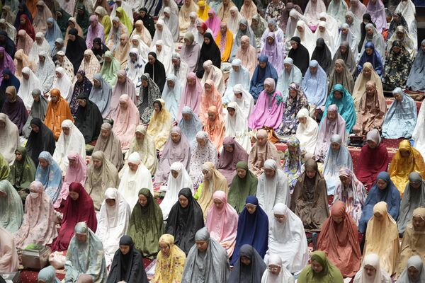 Musulmanes durante la oración del tarawih vespertino del primer día del mes sagrado del Ramadán en la mezquita Istiqlal de Yakarta, Indonesia. - Sputnik Mundo
