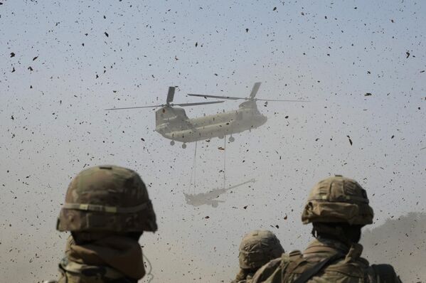 Un helicóptero CH-47 Chinook de las Fuerzas Aéreas estadounidenses durante un ejercicio conjunto en Pocheon, Corea del Sur. - Sputnik Mundo