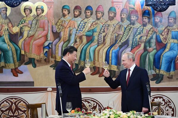 El presidente chino, Xi Jinping, y su homólogo ruso, Vladímir Putin, asisten a una recepción en la Cámara Facetada del Kremlin de Moscú. - Sputnik Mundo