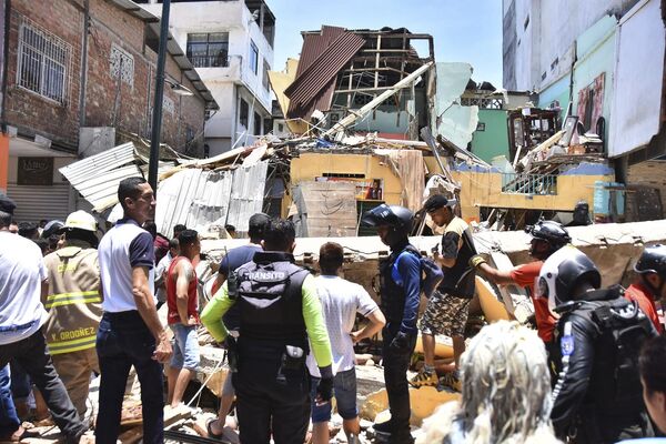 Socorristas y ciudadanos cerca de las casas dañadas por el terremoto en Machala, Ecuador. - Sputnik Mundo