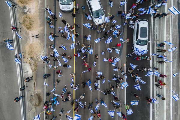 Manifestantes contra las reformas promovidas por el Gobierno de Benjamín Netanyahu bloquean un tramo del intercambiador de Beit Beit Yanai, en Israel. - Sputnik Mundo