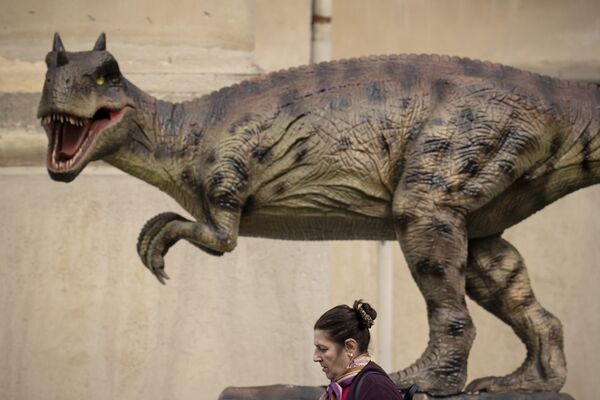 Maqueta animada de un dinosaurio en el Dino Park, frente al Museo Geológico Nacional de Bucarest, Rumanía. - Sputnik Mundo