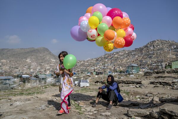 Una niña con un globo durante las celebraciones del Nowruz en Kabul, Afganistán. - Sputnik Mundo