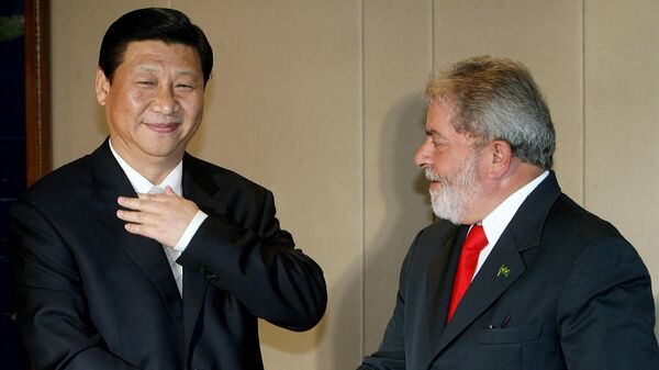 El presidente brasileño Luiz Inácio Lula da Silva con su homólogo chino, Xi Jinping durante una reunión en Brasilia en 2009 - Sputnik Mundo