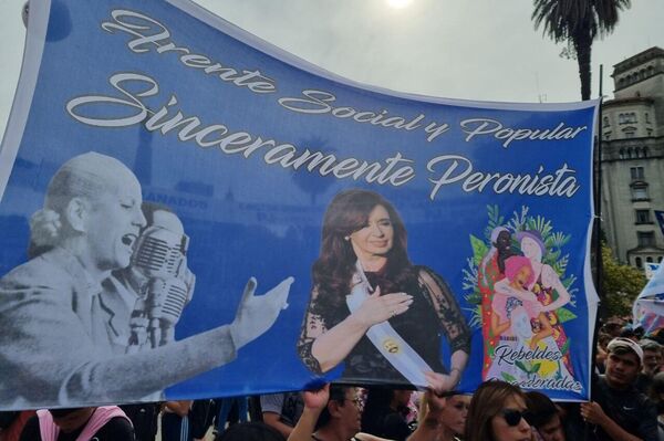Banderas en apoyo a Cristina Fernández de Kirchner tras la condena judicial que recibió en diciembre de 2022 - Sputnik Mundo
