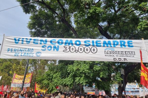 La pancarta recuerda a los 30.000 desparecidos durante la dictadura cívico-militar argentina - Sputnik Mundo
