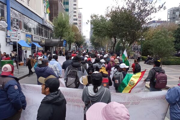 Una multitud de maestros sumieron a la ciudad de La Paz en marchas para demandar más presupuesto para la educación - Sputnik Mundo