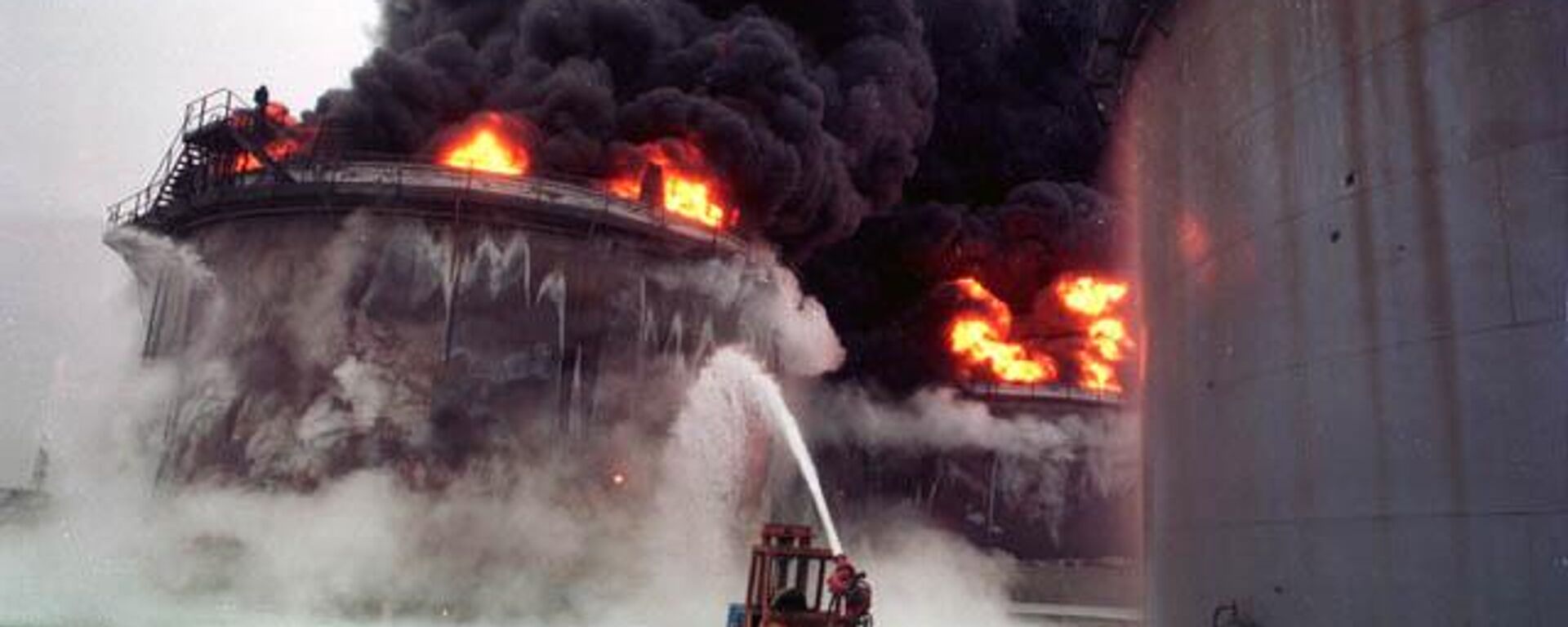 Bombardeo de la OTAN de una refinería de petróleo en Novi Sad, 1999 - Sputnik Mundo, 1920, 25.03.2023