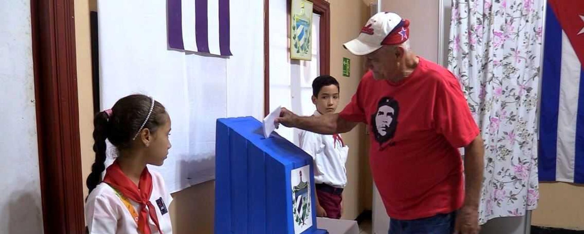 Un ciudadano cubano vota en las elecciones para configurar la Asamblea Nacional del Poder Popular - Sputnik Mundo, 1920, 26.03.2023