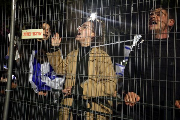 Al menos 600.000 personas salieron a la calle en ciudades israelíes contra el proyecto de reforma del poder judicial. Manifestantes rompen barricadas frente a la residencia de Netanyahu en Jerusalén, intentando llegar hasta el primer ministro. - Sputnik Mundo