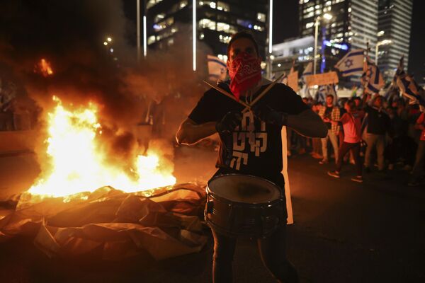 Manifestantes contra la reforma judicial de Benjamin Netanyahu encienden hogueras en Tel Aviv, Israel. - Sputnik Mundo
