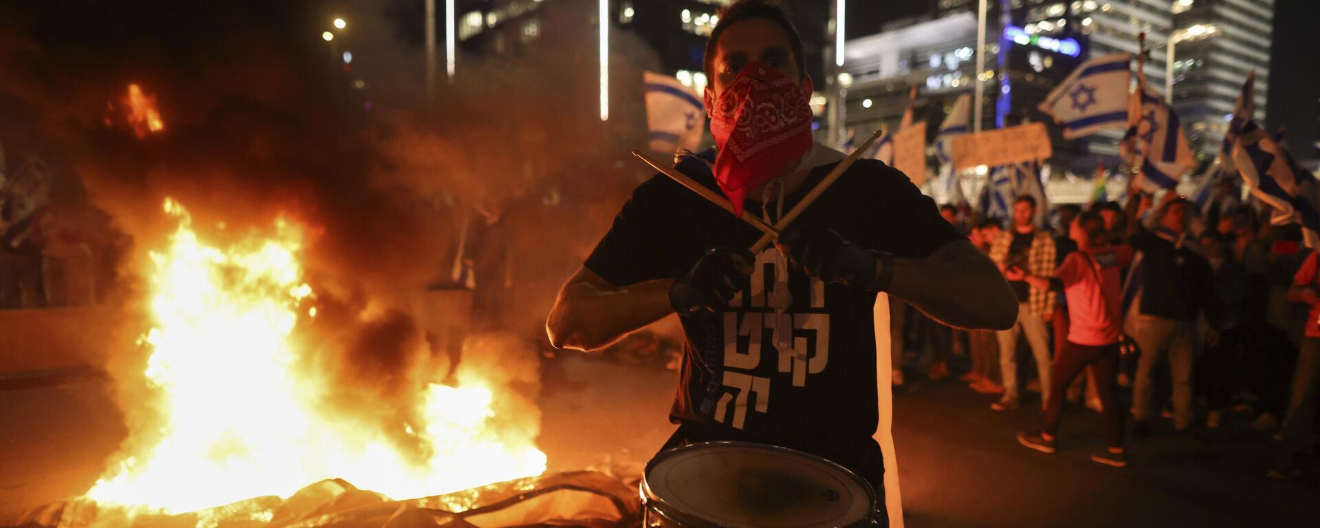 Митингующие против реформы судебной системы Израиля разводят костры и блокируют шоссе во время акции протеста в Тель-Авиве, Израиль, 26 марта 2003 года - Sputnik Mundo, 1920, 27.03.2023