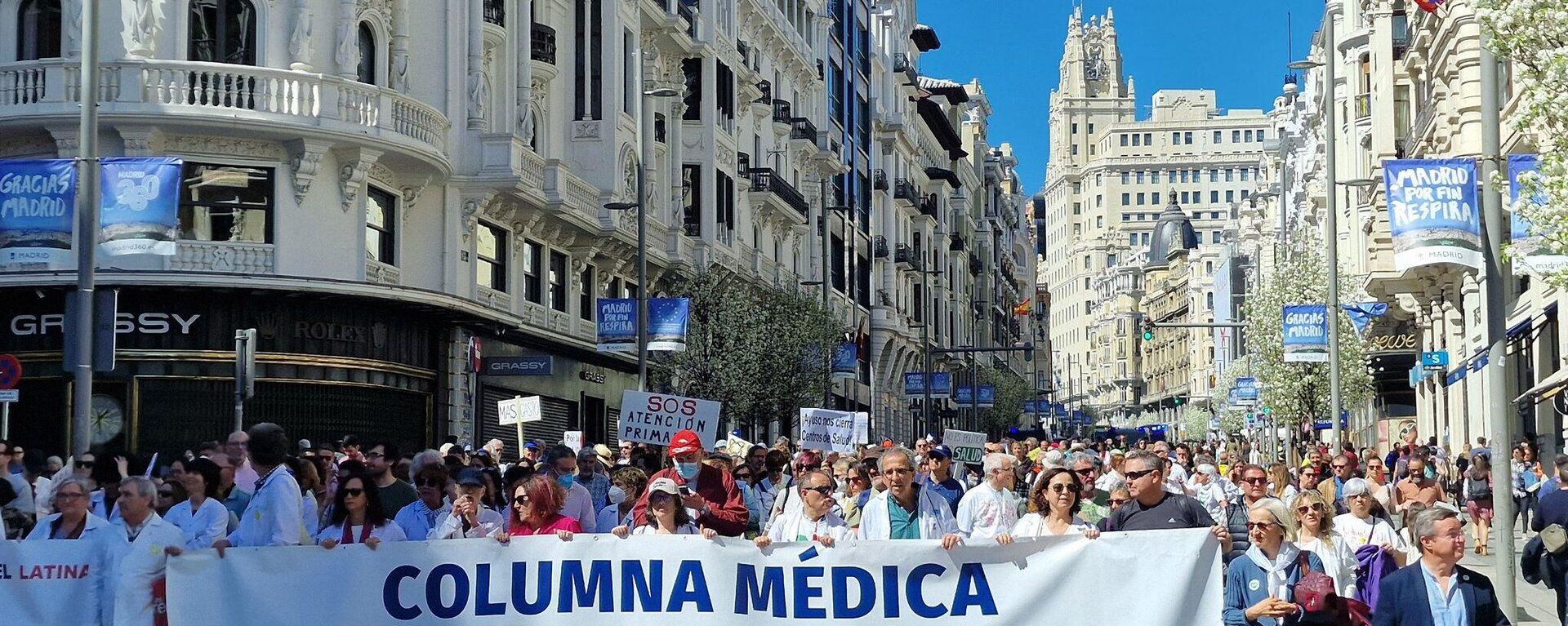 Manifestantes marchan en apoyo del servicio público de salud en el centro de Madrid, España, el 26 de marzo de 2023  - Sputnik Mundo, 1920, 26.03.2023