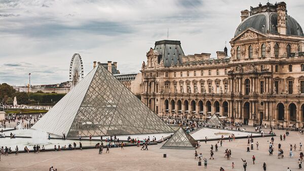 El Museo del Louvre, Francia  - Sputnik Mundo