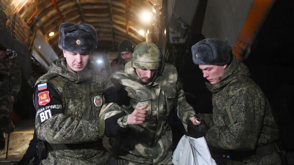 Agentes de la policía militar asisten a soldados rusos heridos - Sputnik Mundo