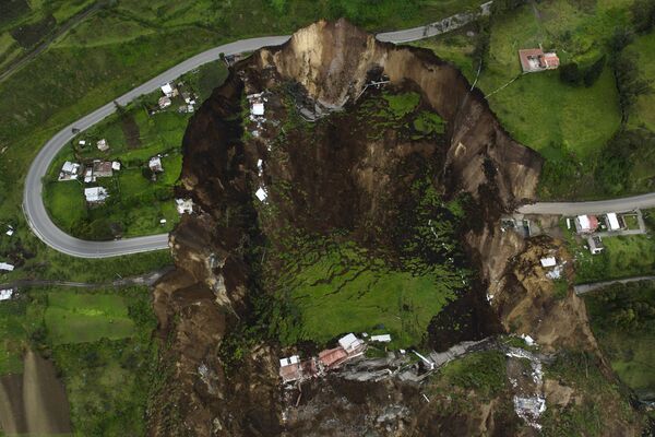 La zona afectada por un deslizamiento de tierra en Alausí, Ecuador. El movimiento de tierra ocurrió en la noche del 27 de marzo, sepultando decenas de casas y dejando a 23 personas heridas. - Sputnik Mundo