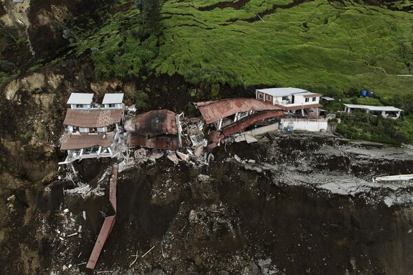 Las consecuencias del desastre natural en un barrio de la ciudad de Alausí. - Sputnik Mundo
