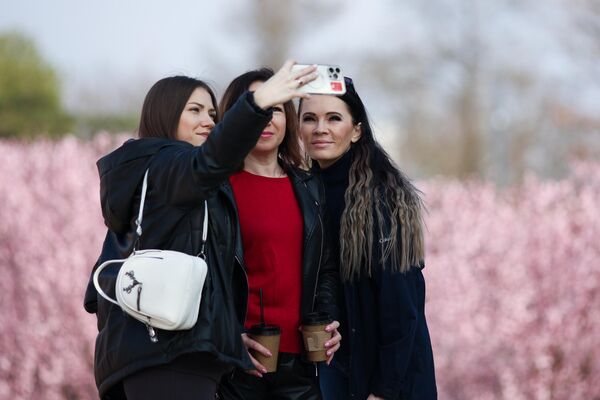 Unas jóvenes se sacan una selfi en un parque de Krasnodar, en el sur de Rusia. - Sputnik Mundo