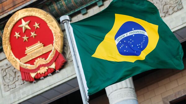 Símbolos patrios de China y Brasil - Sputnik Mundo
