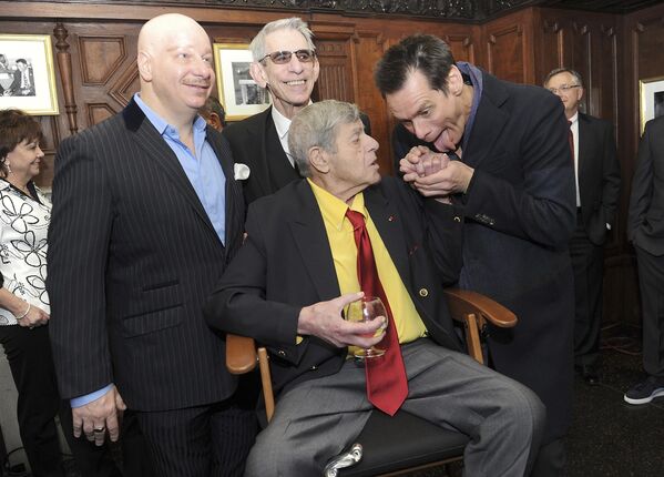 Los actores Jeff Ross, Richard Belzer y Jim Carrey (de izquierda a derecha) felicitan al actor, director y escritor Jerry Lewis (en el centro) por su cumpleaños 90 antes de su celebración en el Friars Club, Nueva York, EE. UU., 2016. - Sputnik Mundo