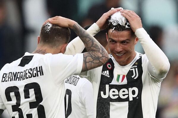 Los delanteros de la Juventus Cristiano Ronaldo y Federico Bernardeschi celebran la victoria de su club en el partido de la Serie A ante la Fiorentina en el estadio de Turín. - Sputnik Mundo