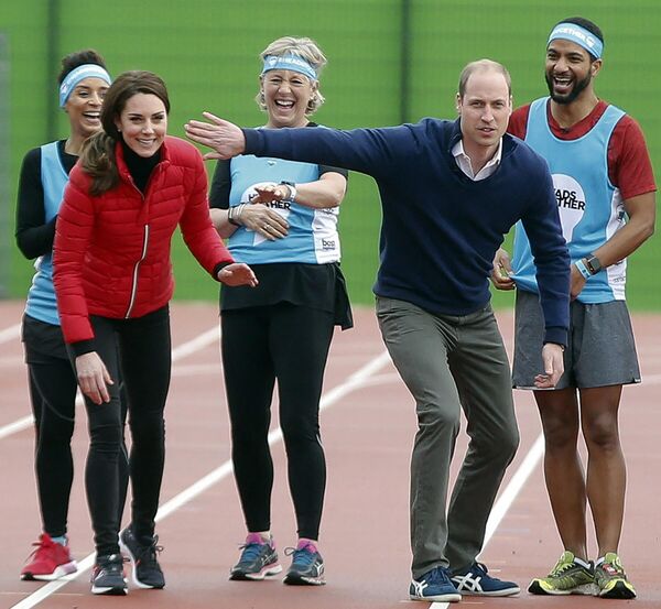 El príncipe de Gales, William, junto a su esposa Kate, la princesa de Gales, antes de una carrera para un evento deportivo con fines benéficos en el Queen Elizabeth Olympic Park, en Londres, Reino Unido, 2017. - Sputnik Mundo