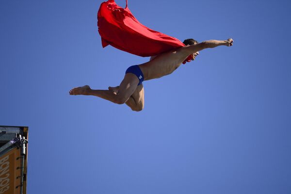 El atleta checo Michal Navratil se vistió de Superman después de la final de saltos de gran altura en el Campeonato Mundial de Natación, en Barcelona, ​​España, 2013. - Sputnik Mundo