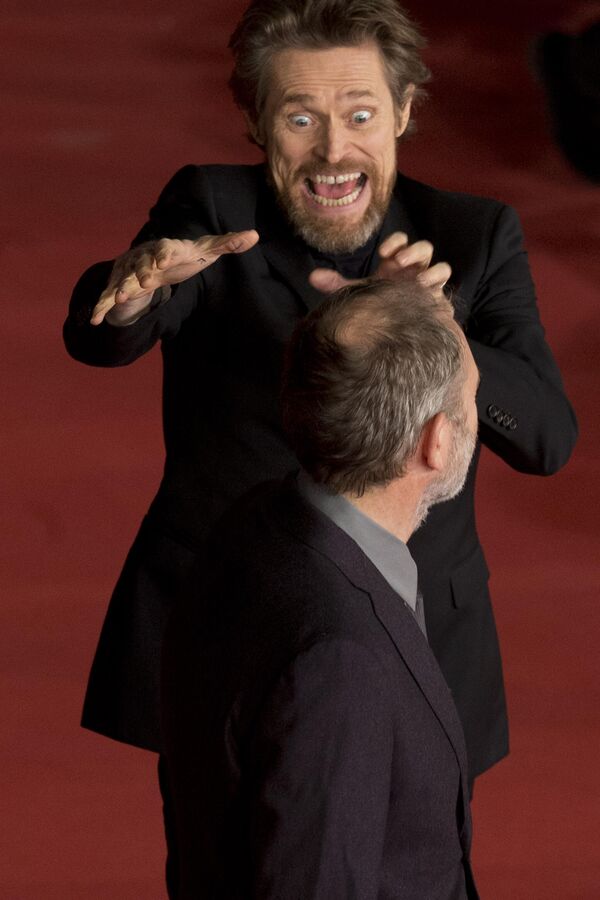 El actor Willen Dafoe bromeó con el director Anton Corbjin antes de la proyección de El hombre más buscado durante el 9 Festival de Cine de Roma, 2014. - Sputnik Mundo