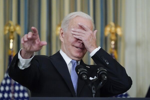 El presidente de los EEUU, Joe Biden, pretendió elegir a un periodista para que le hiciera una pregunta durante un discurso en el comedor estatal de la Casa Blanca con motivo del proyecto de ley de infraestructura bipartidista 2021. - Sputnik Mundo