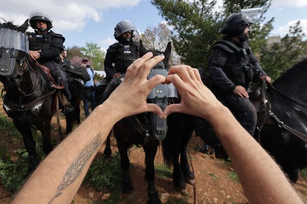 Policías israelíes durante una protesta contra el controvertido impulso del Gobierno para revisar el sistema de justicia. - Sputnik Mundo