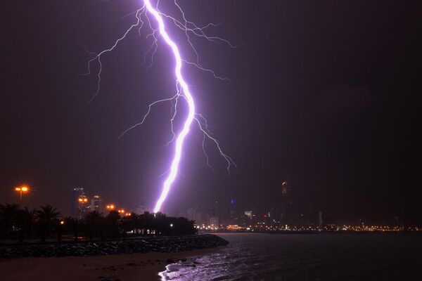 Relámpagos sobre la capital de Kuwait durante una tormenta eléctrica. - Sputnik Mundo