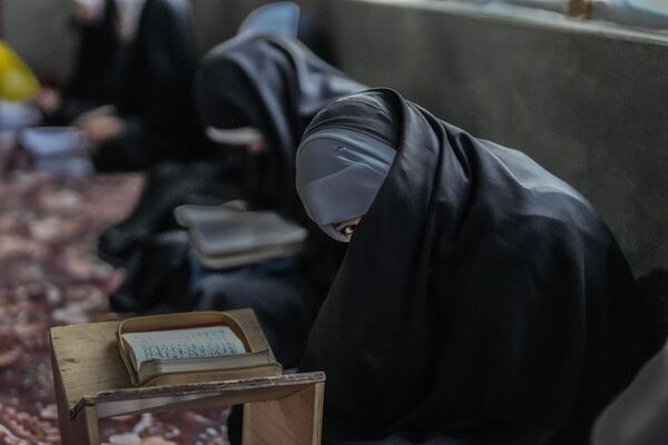 Una niña musulmana cachemir asiste a clases de recitación del Sagrado Corán durante el mes de ayuno del Ramadán en la India. - Sputnik Mundo