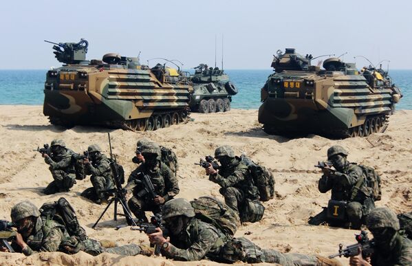 Marines de las Fuerzas Armadas de la República de Corea desembarcan en vehículos anfibios KAAV en Pohang como parte del ejercicio anfibio conjunto con Estados Unidos. - Sputnik Mundo