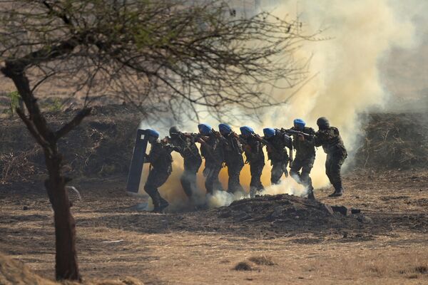 Soldados realizan un ejercicio conjunto de verificación durante las maniobras África-India (Afindex-2023), en la ciudad india de Pune. - Sputnik Mundo