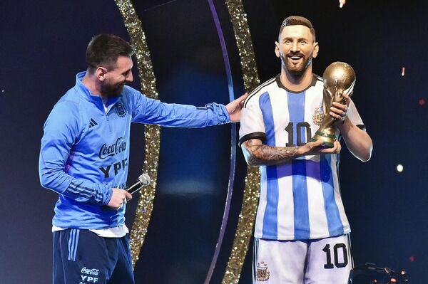 El delantero argentino Lionel Messi durante la ceremonia de homenaje de la Conmebol a los miembros de la selección argentina por ganar el Mundial de Catar 2022. - Sputnik Mundo