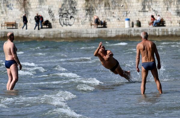 Hombres juegan a un juego llamado Picigin en la playa de Bacvice, en la ciudad croata de Split. El juego consiste en lanzar un balón pequeño al mar. - Sputnik Mundo