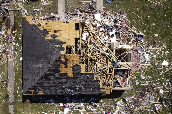 Vista aérea de una casa destruida en Misisipi, EEUU, tras el paso de un tornado.  - Sputnik Mundo