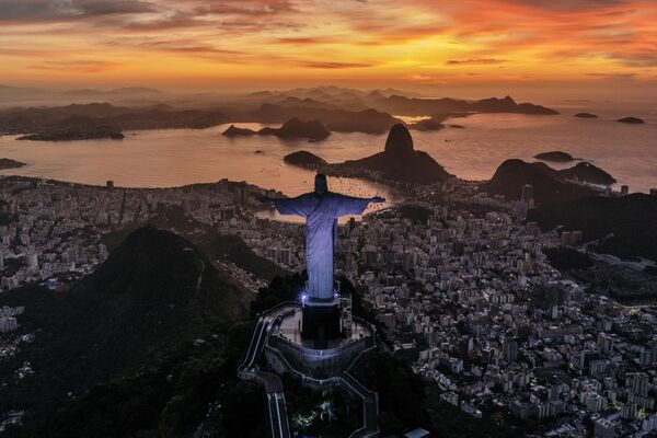 El sol sale frente al Cristo Redentor en Río de Janeiro, Brasil. - Sputnik Mundo