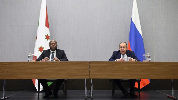 El ministro de Asuntos Exteriores de Rusia, Serguéi Lavrov (derecha), y el ministro de Asuntos Exteriores de Burundi, Albert Chinguiro  - Sputnik Mundo