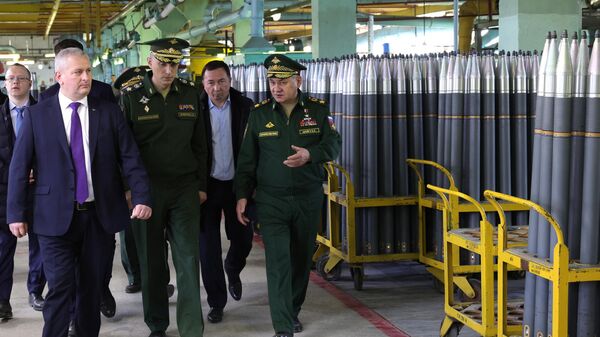 El ministro de Defensa ruso, Serguéi Shoigú, visita empresas de defensa en las regiones de Rusia - Sputnik Mundo