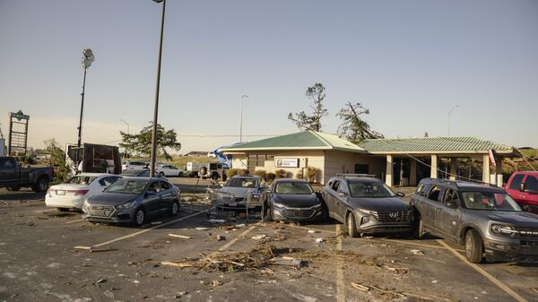 Unos vehículos sufren daños por una tormenta en Little Rock, EEUU. - Sputnik Mundo