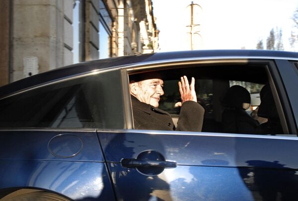 El expresidente de Francia Jacques Chirac, de 78 años, acusado de corrupción, entre otras cosas por utilizar dinero público para pagar a personas que trabajaban para su partido, mientras fue alcalde de París entre 1977 y 1995, aparece en la foto saliendo de su casa el 7 de marzo de 2011, en París, en el primer día de su juicio. - Sputnik Mundo