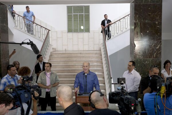 En esta foto de archivo del 10 de julio de 2012, el ex primer ministro israelí Ehud Olmert habla con la prensa tras escuchar el veredicto de su juicio, en el Tribunal de Distrito de Jerusalén. Olmert afirmó el 12 de julio de 2012 que no volvería a la política, dos días después de ser absuelto de importantes cargos de corrupción. - Sputnik Mundo