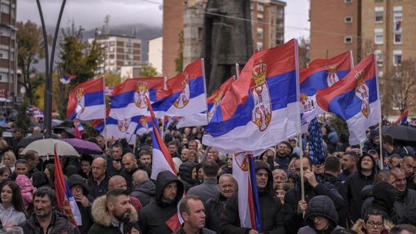 Serbios de Kosovo ondean banderas serbias durante una protesta en la zona de predominio serbio de Mitrovica el 6 de noviembre de 2022.  - Sputnik Mundo