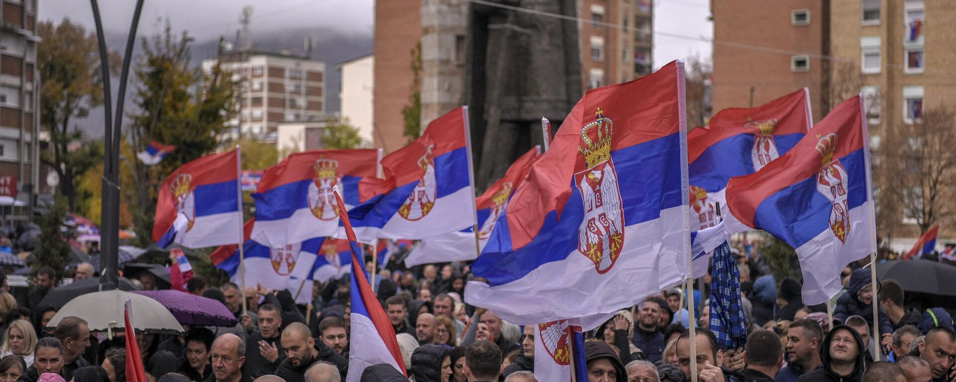 Serbios de Kosovo ondean banderas serbias durante una protesta en la zona de predominio serbio de Mitrovica el 6 de noviembre de 2022.  - Sputnik Mundo, 1920, 02.04.2023