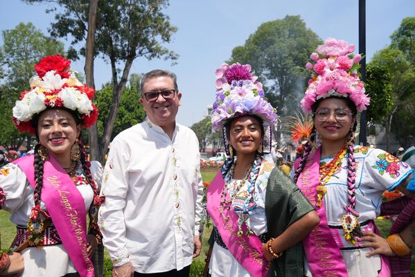 Bolivia fue el país invitado en esta ocasión y presentó sus artesanías y gastronomía típica. En la foto: el embajador de Bolivia en México y las ganadoras del certamen de 2022. - Sputnik Mundo